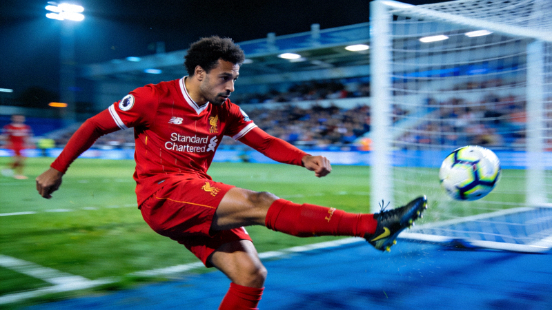 英超足球比赛精彩瞬间，球员射门动作